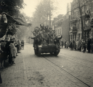 600850 Afbeelding van een Bren Gun Carrier van het geallieerde leger, beladen met mensen, op de Biltstraat te Utrecht, ...